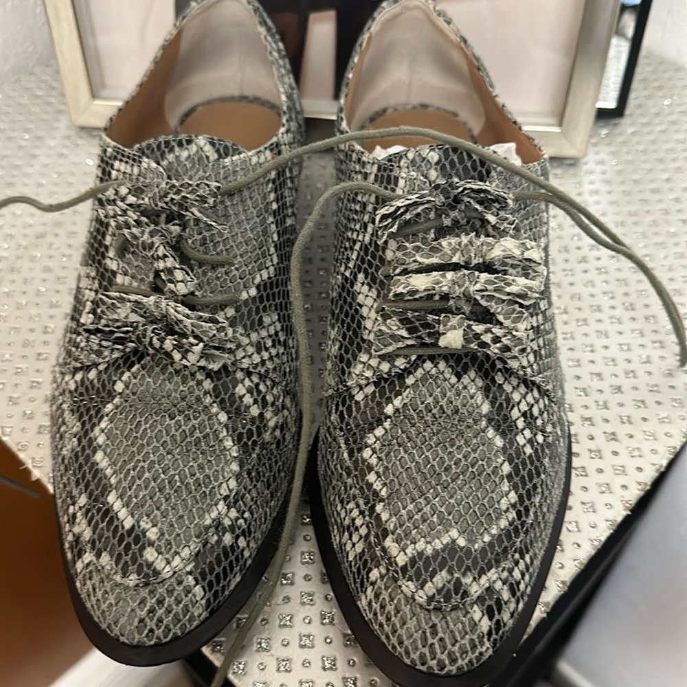 Banana Republic Snake Skin Bow Oxfords EUC